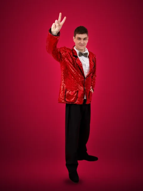 Ведущий в красном пиджаке
